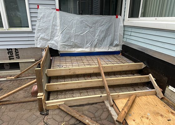 Wood forms and reinforcement set for concrete steps